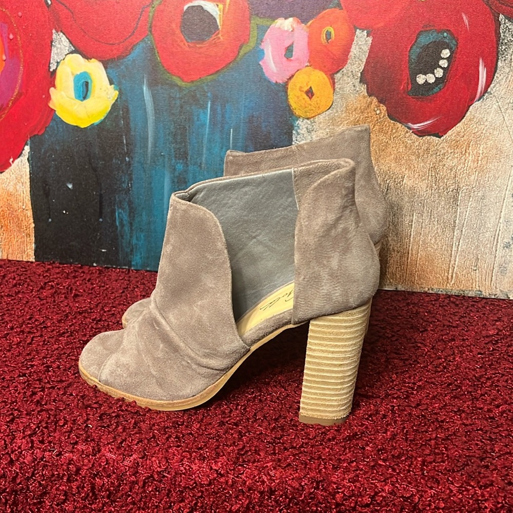 42 Gold Loyalty Open Toe Bootie in Grey Suede size 6